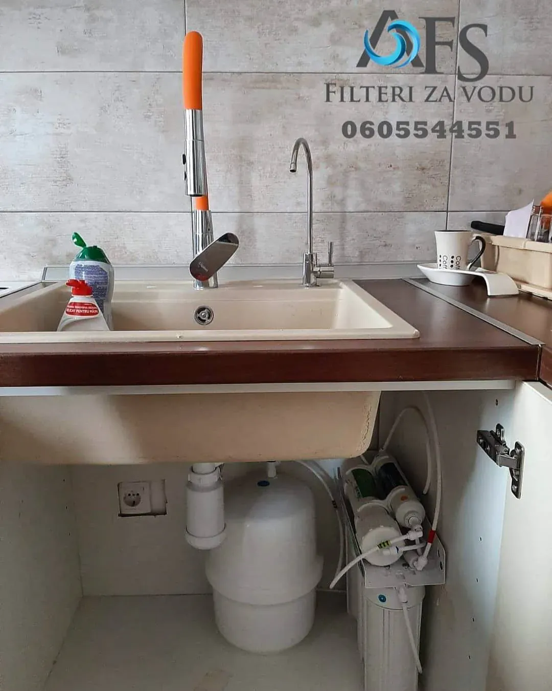 Ugrađen sistem reverzne osmoze ispod sudopere